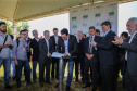 O governador Carlos Massa Ratinho Junior participa nesta sexta-feira (28), junto com o ministro da Infraestrutura, Tarcísio Freitas; com o diretor-geral brasileiro da Itaipu Binacional, Joaquim Silva e Luna; e o presidente da Infraero, Hélio Paes de Barros Júnior, da solenidade em que será autorizado o início das obras de ampliação da pista de pouso do Aeroporto Internacional de Foz do Iguaçu.Foz do Iguaçu, 28/02/2020 - Foto: Geraldo Bubniak/AEN