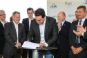 O governador Carlos Massa Ratinho Junior participa nesta sexta-feira (28), junto com o ministro da Infraestrutura, Tarcísio Freitas; com o diretor-geral brasileiro da Itaipu Binacional, Joaquim Silva e Luna; e o presidente da Infraero, Hélio Paes de Barros Júnior, da solenidade em que será autorizado o início das obras de ampliação da pista de pouso do Aeroporto Internacional de Foz do Iguaçu.Foz do Iguaçu, 28/02/2020 - Foto: Geraldo Bubniak/AEN