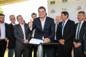 O governador Carlos Massa Ratinho Junior participa nesta sexta-feira (28), junto com o ministro da Infraestrutura, Tarcísio Freitas; com o diretor-geral brasileiro da Itaipu Binacional, Joaquim Silva e Luna; e o presidente da Infraero, Hélio Paes de Barros Júnior, da solenidade em que será autorizado o início das obras de ampliação da pista de pouso do Aeroporto Internacional de Foz do Iguaçu.Foz do Iguaçu, 28/02/2020 - Foto: Geraldo Bubniak/AEN