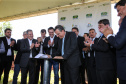 O governador Carlos Massa Ratinho Junior participa nesta sexta-feira (28), junto com o ministro da Infraestrutura, Tarcísio Freitas; com o diretor-geral brasileiro da Itaipu Binacional, Joaquim Silva e Luna; e o presidente da Infraero, Hélio Paes de Barros Júnior, da solenidade em que será autorizado o início das obras de ampliação da pista de pouso do Aeroporto Internacional de Foz do Iguaçu.Foz do Iguaçu, 28/02/2020 - Foto: Geraldo Bubniak/AEN