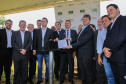 O governador Carlos Massa Ratinho Junior participa nesta sexta-feira (28), junto com o ministro da Infraestrutura, Tarcísio Freitas; com o diretor-geral brasileiro da Itaipu Binacional, Joaquim Silva e Luna; e o presidente da Infraero, Hélio Paes de Barros Júnior, da solenidade em que será autorizado o início das obras de ampliação da pista de pouso do Aeroporto Internacional de Foz do Iguaçu.Foz do Iguaçu, 28/02/2020 - Foto: Geraldo Bubniak/AEN