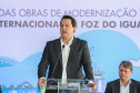 O governador Carlos Massa Ratinho Junior participa nesta sexta-feira (28), junto com o ministro da Infraestrutura, Tarcísio Freitas; com o diretor-geral brasileiro da Itaipu Binacional, Joaquim Silva e Luna; e o presidente da Infraero, Hélio Paes de Barros Júnior, da solenidade em que será autorizado o início das obras de ampliação da pista de pouso do Aeroporto Internacional de Foz do Iguaçu.Foz do Iguaçu, 28/02/2020 - Foto: Geraldo Bubniak/AEN