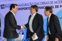 O governador Carlos Massa Ratinho Junior participa nesta sexta-feira (28), junto com o ministro da Infraestrutura, Tarcísio Freitas; com o diretor-geral brasileiro da Itaipu Binacional, Joaquim Silva e Luna; e o presidente da Infraero, Hélio Paes de Barros Júnior, da solenidade em que será autorizado o início das obras de ampliação da pista de pouso do Aeroporto Internacional de Foz do Iguaçu.Foz do Iguaçu, 28/02/2020 - Foto: Geraldo Bubniak/AEN