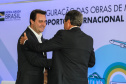 O governador Carlos Massa Ratinho Junior participa nesta sexta-feira (28), junto com o ministro da Infraestrutura, Tarcísio Freitas; com o diretor-geral brasileiro da Itaipu Binacional, Joaquim Silva e Luna; e o presidente da Infraero, Hélio Paes de Barros Júnior, da solenidade em que será autorizado o início das obras de ampliação da pista de pouso do Aeroporto Internacional de Foz do Iguaçu.Foz do Iguaçu, 28/02/2020 - Foto: Geraldo Bubniak/AEN