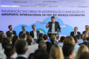 O governador Carlos Massa Ratinho Junior participa nesta sexta-feira (28), junto com o ministro da Infraestrutura, Tarcísio Freitas; com o diretor-geral brasileiro da Itaipu Binacional, Joaquim Silva e Luna; e o presidente da Infraero, Hélio Paes de Barros Júnior, da solenidade em que será autorizado o início das obras de ampliação da pista de pouso do Aeroporto Internacional de Foz do Iguaçu.Foz do Iguaçu, 28/02/2020 - Foto: Geraldo Bubniak/AEN
