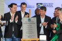 O governador Carlos Massa Ratinho Junior participa nesta sexta-feira (28), junto com o ministro da Infraestrutura, Tarcísio Freitas; com o diretor-geral brasileiro da Itaipu Binacional, Joaquim Silva e Luna; e o presidente da Infraero, Hélio Paes de Barros Júnior, da solenidade em que será autorizado o início das obras de ampliação da pista de pouso do Aeroporto Internacional de Foz do Iguaçu.Foz do Iguaçu, 28/02/2020 - Foto: Geraldo Bubniak/AEN