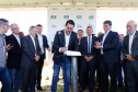O governador Carlos Massa Ratinho Junior participa junto com o ministro da Infraestrutura, Tarcísio Freitas; com o diretor-geral brasileiro da Itaipu Binacional, Joaquim Silva e Luna; e o presidente da Infraero, Hélio Paes de Barros Júnior, da solenidade autorização o início das obras de ampliação da pista de pouso do Aeroporto Internacional de Foz do Iguaçu. - Foz do Iguaçu, 28/02/2020 - Foto: Rodrigo Félix Leal/AEN