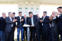 O governador Carlos Massa Ratinho Junior participa junto com o ministro da Infraestrutura, Tarcísio Freitas; com o diretor-geral brasileiro da Itaipu Binacional, Joaquim Silva e Luna; e o presidente da Infraero, Hélio Paes de Barros Júnior, da solenidade autorização o início das obras de ampliação da pista de pouso do Aeroporto Internacional de Foz do Iguaçu. - Foz do Iguaçu, 28/02/2020 - Foto: Rodrigo Félix Leal/AEN