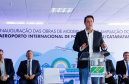 O governador Carlos Massa Ratinho Junior participa junto com o ministro da Infraestrutura, Tarcísio Freitas; com o diretor-geral brasileiro da Itaipu Binacional, Joaquim Silva e Luna; e o presidente da Infraero, Hélio Paes de Barros Júnior, da solenidade autorização o início das obras de ampliação da pista de pouso do Aeroporto Internacional de Foz do Iguaçu. - Foz do Iguaçu, 28/02/2020 - Foto: Rodrigo Félix Leal/AEN