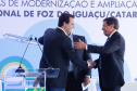 O governador Carlos Massa Ratinho Junior participa junto com o ministro da Infraestrutura, Tarcísio Freitas; com o diretor-geral brasileiro da Itaipu Binacional, Joaquim Silva e Luna; e o presidente da Infraero, Hélio Paes de Barros Júnior, da solenidade autorização o início das obras de ampliação da pista de pouso do Aeroporto Internacional de Foz do Iguaçu. - Foz do Iguaçu, 28/02/2020 - Foto: Rodrigo Félix Leal/AEN