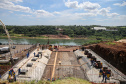 O governador Carlos Massa Ratinho Junior, junto com o ministro da Infraestrutura, Tarcísio Freitas, e o diretor-geral brasileiro da Itaipu Binacional, Joaquim Silva e Luna, vistoria nesta sexta-feira (28) as obras de construção da Ponte da Integração Brasil e Paraguai, em Foz do Iguaçu