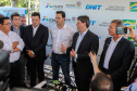 O governador Carlos Massa Ratinho Junior, junto com o ministro da Infraestrutura, Tarcísio Freitas, e o diretor-geral brasileiro da Itaipu Binacional, Joaquim Silva e Luna, vistoria nesta sexta-feira (28) as obras de construção da Ponte da Integração Brasil e Paraguai, em Foz do Iguaçu
