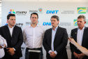 O governador Carlos Massa Ratinho Junior, junto com o ministro da Infraestrutura, Tarcísio Freitas, e o diretor-geral brasileiro da Itaipu Binacional, Joaquim Silva e Luna, vistoria nesta sexta-feira (28) as obras de construção da Ponte da Integração Brasil e Paraguai, em Foz do Iguaçu