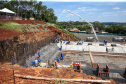 O governador Carlos Massa Ratinho Junior, junto com o ministro da Infraestrutura, Tarcísio Freitas, e o diretor-geral brasileiro da Itaipu Binacional, Joaquim Silva e Luna, vistoria nesta sexta-feira (28) as obras de construção da Ponte da Integração Brasil e Paraguai, em Foz do Iguaçu