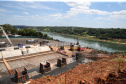 O governador Carlos Massa Ratinho Junior, junto com o ministro da Infraestrutura, Tarcísio Freitas, e o diretor-geral brasileiro da Itaipu Binacional, Joaquim Silva e Luna, vistoria nesta sexta-feira (28) as obras de construção da Ponte da Integração Brasil e Paraguai, em Foz do Iguaçu
