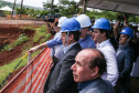 O governador Carlos Massa Ratinho Junior, junto com o ministro da Infraestrutura, Tarcísio Freitas, e o diretor-geral brasileiro da Itaipu Binacional, Joaquim Silva e Luna, vistoria nesta sexta-feira (28) as obras de construção da Ponte da Integração Brasil e Paraguai, em Foz do Iguaçu