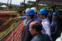 O governador Carlos Massa Ratinho Junior, junto com o ministro da Infraestrutura, Tarcísio Freitas, e o diretor-geral brasileiro da Itaipu Binacional, Joaquim Silva e Luna, vistoria nesta sexta-feira (28) as obras de construção da Ponte da Integração Brasil e Paraguai, em Foz do Iguaçu