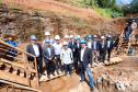 O governador Carlos Massa Ratinho Junior, junto com o ministro da Infraestrutura, Tarcísio Freitas, e o diretor-geral brasileiro da Itaipu Binacional, Joaquim Silva e Luna, vistoria nesta sexta-feira (28) as obras de construção da Ponte da Integração Brasil e Paraguai, em Foz do Iguaçu. O Governo do Paraná é o gestor da obra, que é financiada pela hidrelétrica binacional. - Curitiba, 28/02/2020 - Foto: Rodrigo Félix Leal/AEN