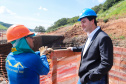 O governador Carlos Massa Ratinho Junior, junto com o ministro da Infraestrutura, Tarcísio Freitas, e o diretor-geral brasileiro da Itaipu Binacional, Joaquim Silva e Luna, vistoria nesta sexta-feira (28) as obras de construção da Ponte da Integração Brasil e Paraguai, em Foz do Iguaçu. O Governo do Paraná é o gestor da obra, que é financiada pela hidrelétrica binacional. - Curitiba, 28/02/2020 - Foto: Rodrigo Félix Leal/AEN