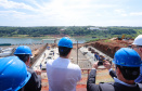 O governador Carlos Massa Ratinho Junior, junto com o ministro da Infraestrutura, Tarcísio Freitas, e o diretor-geral brasileiro da Itaipu Binacional, Joaquim Silva e Luna, vistoria nesta sexta-feira (28) as obras de construção da Ponte da Integração Brasil e Paraguai, em Foz do Iguaçu. O Governo do Paraná é o gestor da obra, que é financiada pela hidrelétrica binacional. - Curitiba, 28/02/2020 - Foto: Rodrigo Félix Leal/AEN