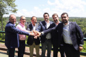 Compromisso com o desenvolvimento sustentável, reformas estruturantes, proteção das fronteiras e um pedido para que o governo federal dê suporte aos estados para um possível enfrentamento ao coronavírus estão entre os principais pontos da Carta de Foz do Iguaçu. O documento final do encontro do Consórcio de Integração Sul e Sudeste (Cosud) foi apresentado neste sábado (29) pelos governadores das duas regiões, durante uma coletiva de imprensa no Parque Nacional do Iguaçu.