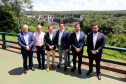 Compromisso com o desenvolvimento sustentável, reformas estruturantes, proteção das fronteiras e um pedido para que o governo federal dê suporte aos estados para um possível enfrentamento ao coronavírus estão entre os principais pontos da Carta de Foz do Iguaçu. O documento final do encontro do Consórcio de Integração Sul e Sudeste (Cosud) foi apresentado neste sábado (29) pelos governadores das duas regiões, durante uma coletiva de imprensa no Parque Nacional do Iguaçu.