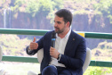 Compromisso com o desenvolvimento sustentável, reformas estruturantes, proteção das fronteiras e um pedido para que o governo federal dê suporte aos estados para um possível enfrentamento ao coronavírus estão entre os principais pontos da Carta de Foz do Iguaçu. O documento final do encontro do Consórcio de Integração Sul e Sudeste (Cosud) foi apresentado neste sábado (29) pelos governadores das duas regiões, durante uma coletiva de imprensa no Parque Nacional do Iguaçu.
