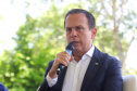 Compromisso com o desenvolvimento sustentável, reformas estruturantes, proteção das fronteiras e um pedido para que o governo federal dê suporte aos estados para um possível enfrentamento ao coronavírus estão entre os principais pontos da Carta de Foz do Iguaçu. O documento final do encontro do Consórcio de Integração Sul e Sudeste (Cosud) foi apresentado neste sábado (29) pelos governadores das duas regiões, durante uma coletiva de imprensa no Parque Nacional do Iguaçu.
