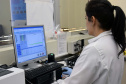 O Laboratório Central do Estado (Lacen Paraná), recebeu quinta-feira (5) 10 kits para o diagnóstico do novo coronavírus, quantidade suficiente para a realização de 240 testes. Esses kits foram encomendados pelo Ministério da Saúde, para a FioCruz (Fundação Oswaldo Cruz) e o Instituto de Biologia Molecular do Paraná (IBMP).Foto: Antonio Américo/SESA