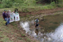  A Secretaria Municipal de Agricultura, Turismo e Meio Ambiente, com o apoio do Instituto de Desenvolvimento Rural do Paraná – Iapar-Emater e outros parceiros, está capturando alevinos de lambari no Lago do Parque Verde Vida e soltando em locais de proliferação do mosquito identificados pela Secretaria Municipal da Saúde. Os alevinos se alimentam das larvas, evitando que elas cheguem à fase adulta.Foto:Leandro Mello/Prefeitura de Barbosa Ferraz