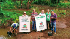  A Secretaria Municipal de Agricultura, Turismo e Meio Ambiente, com o apoio do Instituto de Desenvolvimento Rural do Paraná – Iapar-Emater e outros parceiros, está capturando alevinos de lambari no Lago do Parque Verde Vida e soltando em locais de proliferação do mosquito identificados pela Secretaria Municipal da Saúde. Os alevinos se alimentam das larvas, evitando que elas cheguem à fase adulta.Foto:Leandro Mello/Prefeitura de Barbosa Ferraz