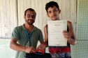 Pescadores da Ilha de São Miguel, no Litoral do Estado, finalizaram neste mês o curso de mecânica de embarcações, ofertado pela empresa pública Portos do Paraná. Os 15 alunos receberam aulas sobre manutenção de motores e um conjunto de ferramentas para executar os consertos.   Foto: Pierpaolo Nota/Portos do Paraná