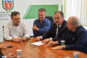 O secretário estadual da Saúde, Beto Preto, reuniu-se nesta segunda-feira (9)&#8354;om deputados federais que destinaram emendas para a construção do Centro Oncológico Hospital São Vicente de Paulo (Hospital do Câncer), em Guarapuava. Foto:SESA