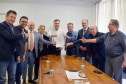 O secretário estadual da Saúde, Beto Preto, reuniu-se nesta segunda-feira (9)&#8354;om deputados federais que destinaram emendas para a construção do Centro Oncológico Hospital São Vicente de Paulo (Hospital do Câncer), em Guarapuava. Foto:SESA