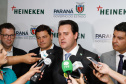 O Grupo Heineken confirmou novos investimentos no Paraná. Em cerimônia com o governador Carlos Massa Ratinho Junior, nesta quarta-feira (11), na unidade da indústria, em Ponta Grossa, a cervejaria anunciou que vai destinar R$ 865 milhões até 2021 para a ampliação da produção da planta, concentrada em rótulos como Heineken e Amstel. Serão 600 novos empregos entre diretos e indiretos.