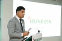 O Grupo Heineken confirmou novos investimentos no Paraná. Em cerimônia com o governador Carlos Massa Ratinho Junior, nesta quarta-feira (11), na unidade da indústria, em Ponta Grossa, a cervejaria anunciou que vai destinar R$ 865 milhões até 2021 para a ampliação da produção da planta, concentrada em rótulos como Heineken e Amstel. Serão 600 novos empregos entre diretos e indiretos.