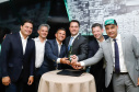 O Grupo Heineken confirmou novos investimentos no Paraná. Em cerimônia com o governador Carlos Massa Ratinho Junior, nesta quarta-feira (11), na unidade da indústria, em Ponta Grossa, a cervejaria anunciou que vai destinar R$ 865 milhões até 2021 para a ampliação da produção da planta, concentrada em rótulos como Heineken e Amstel. Serão 600 novos empregos entre diretos e indiretos.