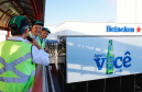 O Grupo Heineken confirmou novos investimentos no Paraná. Em cerimônia com o governador Carlos Massa Ratinho Junior, nesta quarta-feira (11), na unidade da indústria, em Ponta Grossa, a cervejaria anunciou que vai destinar R$ 865 milhões até 2021 para a ampliação da produção da planta, concentrada em rótulos como Heineken e Amstel. Serão 600 novos empregos entre diretos e indiretos.