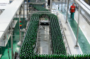 O Grupo Heineken confirmou novos investimentos no Paraná. Em cerimônia com o governador Carlos Massa Ratinho Junior, nesta quarta-feira (11), na unidade da indústria, em Ponta Grossa, a cervejaria anunciou que vai destinar R$ 865 milhões até 2021 para a ampliação da produção da planta, concentrada em rótulos como Heineken e Amstel. Serão 600 novos empregos entre diretos e indiretos.