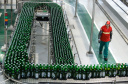 O Grupo Heineken confirmou novos investimentos no Paraná. Em cerimônia com o governador Carlos Massa Ratinho Junior, nesta quarta-feira (11), na unidade da indústria, em Ponta Grossa, a cervejaria anunciou que vai destinar R$ 865 milhões até 2021 para a ampliação da produção da planta, concentrada em rótulos como Heineken e Amstel. Serão 600 novos empregos entre diretos e indiretos.