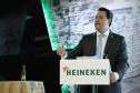 O Grupo Heineken confirmou novos investimentos no Paraná. Em cerimônia com o governador Carlos Massa Ratinho Junior, nesta quarta-feira (11), na sede da indústria, em Ponta Grossa, a cervejaria anunciou que vai destinar R$ 865 milhões até 2021 para a ampliação da produção da planta, concentrada em rótulos como Heineken e Amstel. Serão 600 novos empregos entre diretos e indiretos. O empreendimento tem o apoio do Governo do Estado por meio do Programa Paraná Competitivo.