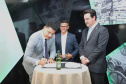 O Grupo Heineken confirmou novos investimentos no Paraná. Em cerimônia com o governador Carlos Massa Ratinho Junior, nesta quarta-feira (11), na sede da indústria, em Ponta Grossa, a cervejaria anunciou que vai destinar R$ 865 milhões até 2021 para a ampliação da produção da planta, concentrada em rótulos como Heineken e Amstel. Serão 600 novos empregos entre diretos e indiretos. O empreendimento tem o apoio do Governo do Estado por meio do Programa Paraná Competitivo.