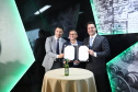 O Grupo Heineken confirmou novos investimentos no Paraná. Em cerimônia com o governador Carlos Massa Ratinho Junior, nesta quarta-feira (11), na sede da indústria, em Ponta Grossa, a cervejaria anunciou que vai destinar R$ 865 milhões até 2021 para a ampliação da produção da planta, concentrada em rótulos como Heineken e Amstel. Serão 600 novos empregos entre diretos e indiretos. O empreendimento tem o apoio do Governo do Estado por meio do Programa Paraná Competitivo.