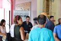 Técnicos da Diretoria de Gestão Territorial do Instituto Água e Terra entregaram nesta quarta-feira (11) mapas e memoriais descritivos a 108 pequenos agricultores da região de Guaraqueçaba que possuem imóveis particulares, mas sem registro. A documentação é essencial para o ajuizamento da ação de usucapião, que levará ao registro do imóvel. Foto: Denis ferreira Netto/SEDEST