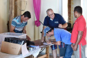 Técnicos da Diretoria de Gestão Territorial do Instituto Água e Terra entregaram nesta quarta-feira (11) mapas e memoriais descritivos a 108 pequenos agricultores da região de Guaraqueçaba que possuem imóveis particulares, mas sem registro. A documentação é essencial para o ajuizamento da ação de usucapião, que levará ao registro do imóvel. Foto: Denis ferreira Netto/SEDEST