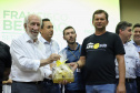 O vice-governador Darci Piana assinou nesta sexta-feira (13), em Francisco Beltrão, decreto que regulamenta a lei 17.773/2013 que instituiu o Sistema Unificado Estadual de Sanidade Agroindustrial Familiar, Artesanal e de Pequeno Porte do Paraná (Susaf-PR).