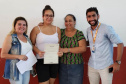 Vinte e sete moradores da Ponta da Pita, em Antonina, receberam nesta semana o certificado do curso de Internet Básica da Portos do Paraná. As aulas fazem parte do Programa de Educação Ambiental, promovido pela empresa pública junto às comunidades da área de abrangência portuária, como medida vinculada às obras de dragagem de manutenção dos portos de Paranaguá e Antonina. Foto: Pierpaolo Nota/Portos do Paraná