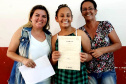 Vinte e sete moradores da Ponta da Pita, em Antonina, receberam nesta semana o certificado do curso de Internet Básica da Portos do Paraná. As aulas fazem parte do Programa de Educação Ambiental, promovido pela empresa pública junto às comunidades da área de abrangência portuária, como medida vinculada às obras de dragagem de manutenção dos portos de Paranaguá e Antonina. Foto: Pierpaolo Nota/Portos do Paraná