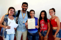 Vinte e sete moradores da Ponta da Pita, em Antonina, receberam nesta semana o certificado do curso de Internet Básica da Portos do Paraná. As aulas fazem parte do Programa de Educação Ambiental, promovido pela empresa pública junto às comunidades da área de abrangência portuária, como medida vinculada às obras de dragagem de manutenção dos portos de Paranaguá e Antonina. Foto: Pierpaolo Nota/Portos do Paraná