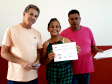 Vinte e sete moradores da Ponta da Pita, em Antonina, receberam nesta semana o certificado do curso de Internet Básica da Portos do Paraná. As aulas fazem parte do Programa de Educação Ambiental, promovido pela empresa pública junto às comunidades da área de abrangência portuária, como medida vinculada às obras de dragagem de manutenção dos portos de Paranaguá e Antonina. Foto: Pierpaolo Nota/Portos do Paraná